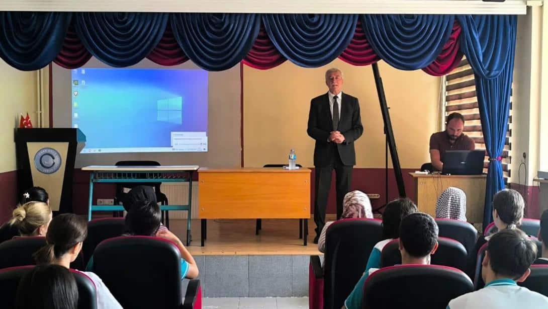 İlçe Milli Eğitim Müdürümüz Hüseyin Yaşar, İlhan Oğuz Anadolu Lisesi'nde Öğretmen ve Öğrencilerle Biraraya Geldi.